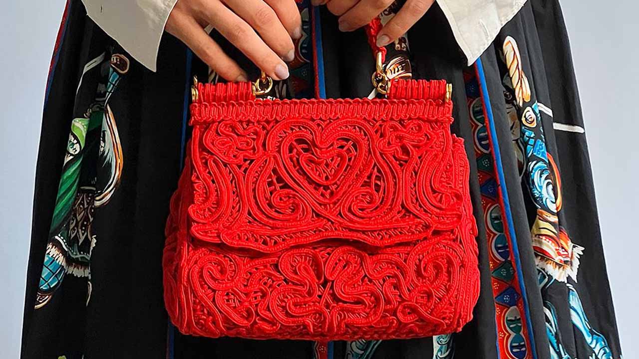 Bolsa Sicily Dolce & Gabbana, uma das melhores bolsas vermelhas para o natal e para looks casuais.