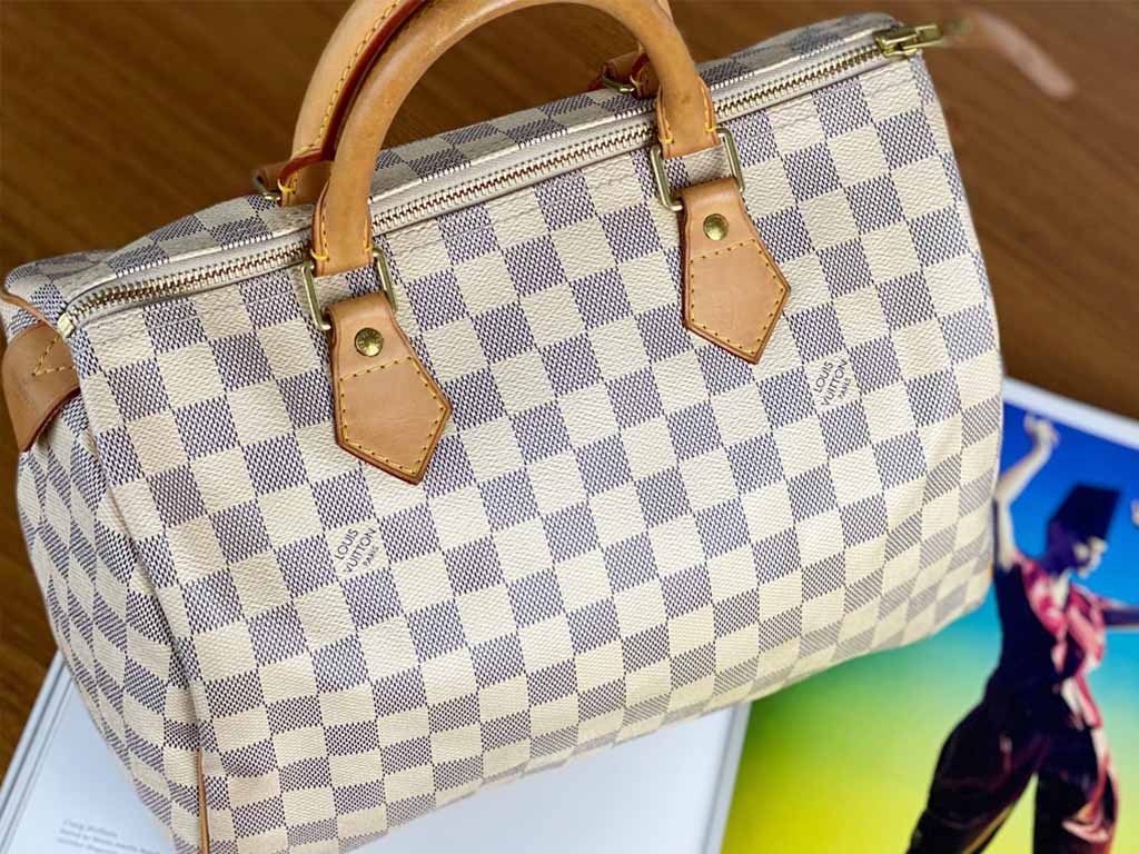 O modeo speedy Louis Vuitton está na seleção de bolsas presenteáveis até R$5000.