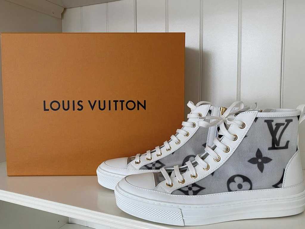 Foto de um modelo famoso de tênis da Louis Vuitton.