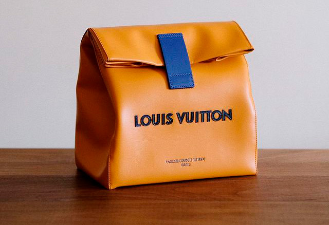 Foto da Bolsa Louis Vuitton em formato de saco de pão e delivery de lanches.