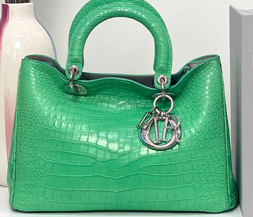 Modelos coloridos de bolsas Dior também estão na seleção Cool Colors:Bags para o verão 2024.