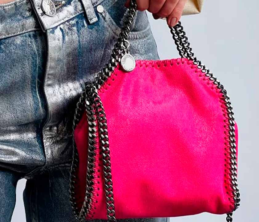 O modelo Falabella da Stella McCartney é uma das bolsas coloridas na seleção Cool Colors: Bags.