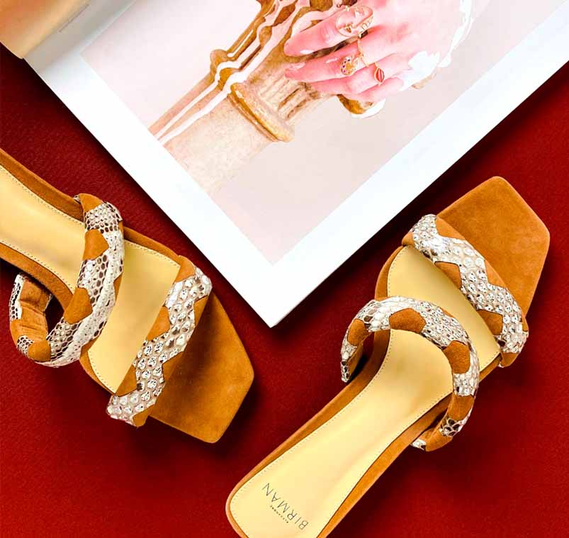 Foto de uma sandálida de luxo da marca Alexandre Birman.