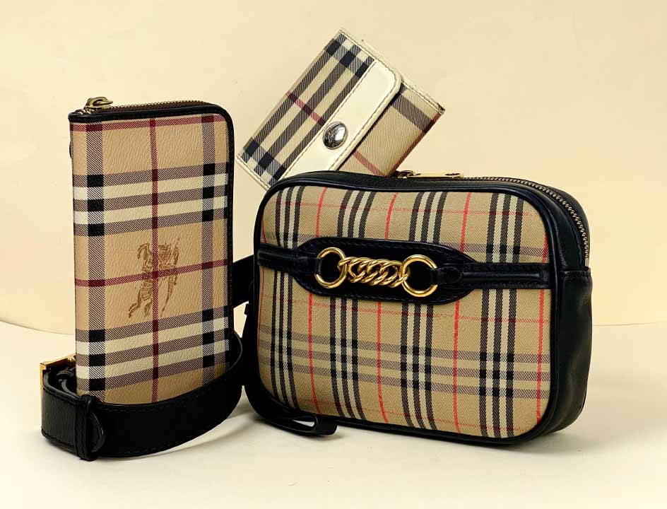 Foto de bolsas e carteira Burberry uma das marcas de luxo mais quentes dos últimos meses.