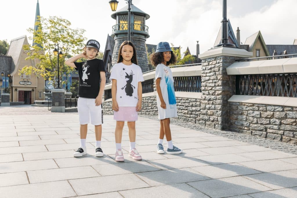 Foto de três crianças usando a coleção-cápsula infantil Givenchy e Disney.
