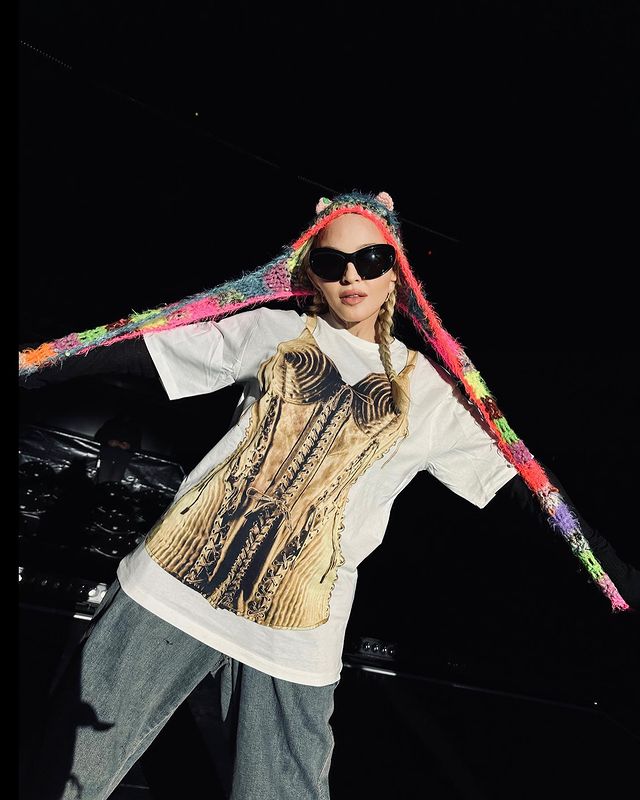 Foto de Madonna usando camiseta criada por Jean Paul Gaultier.