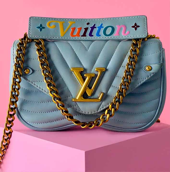 Foto de modelo colorido de bolsa da Louis Vuitton para usar crossbody.
