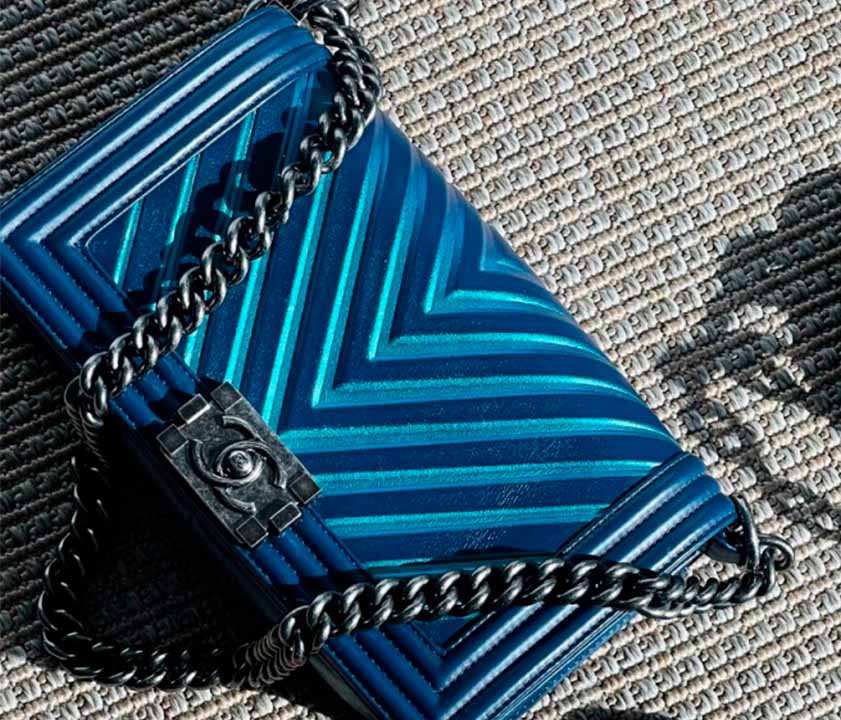 Bolsa Boy Chanel está na seleção de modelos coloridos Cool Colors Bags.
