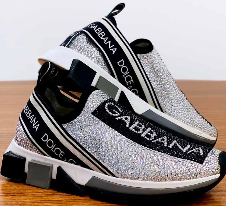 Foto de tênis Dolce Gabbana com brilho um dos sapatos confortáveis para o carnaval de 2024.