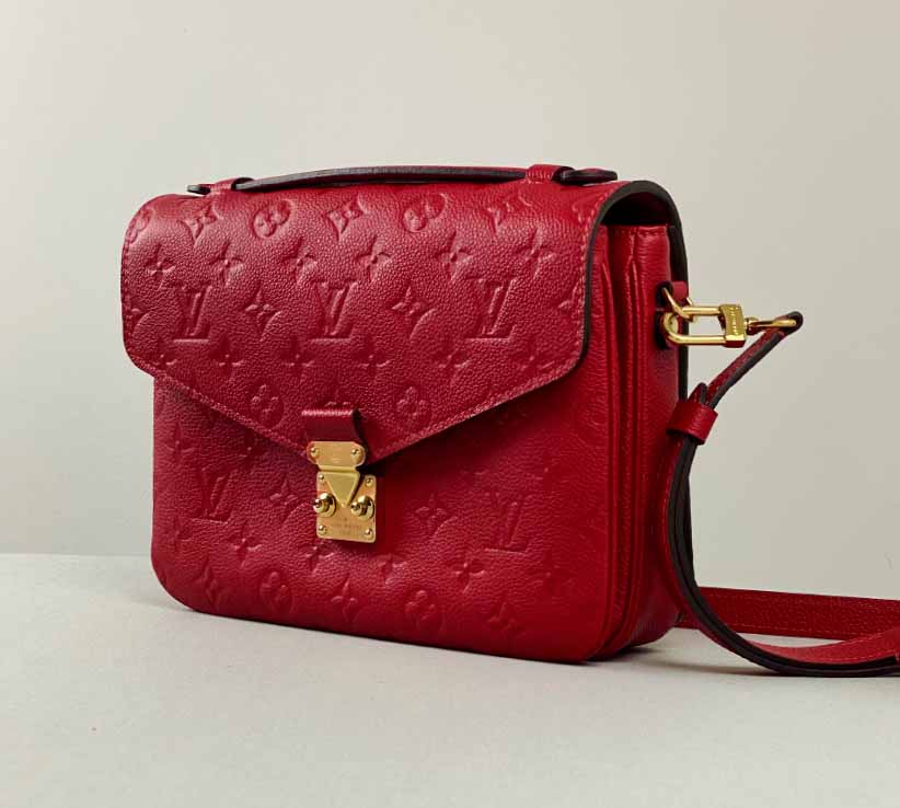 Foto de bolsa Louis Vuitton na cor vermelho apagado uma das principais tendências de bolsas para 2024.