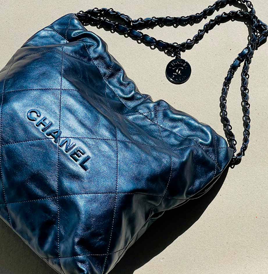 Foto do modelo 22 da Chanel, uma das bolsas para usar na faculdade, modelo de luxo casual.