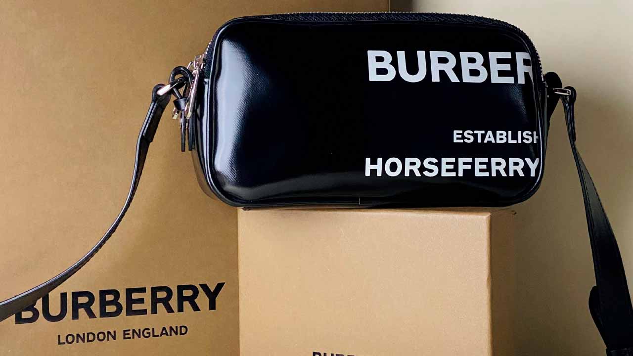 Burberry estampa a Loja da Harrods com o seu Xadrez Azul Icônico!