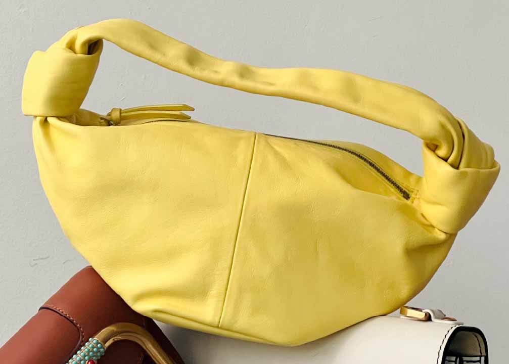 Foto de bolsa da Bottega Veneta em tons pastéis amarelo.