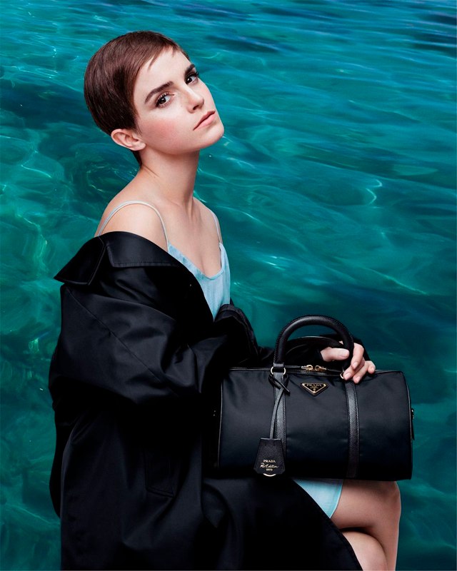 Emma Watson em campanha publicitária da Prada Re-Nylon, linha sustentável da Prada. Clique na imagem e confira mais criações da marca! (Foto: Reprodução/Instagram @prada)