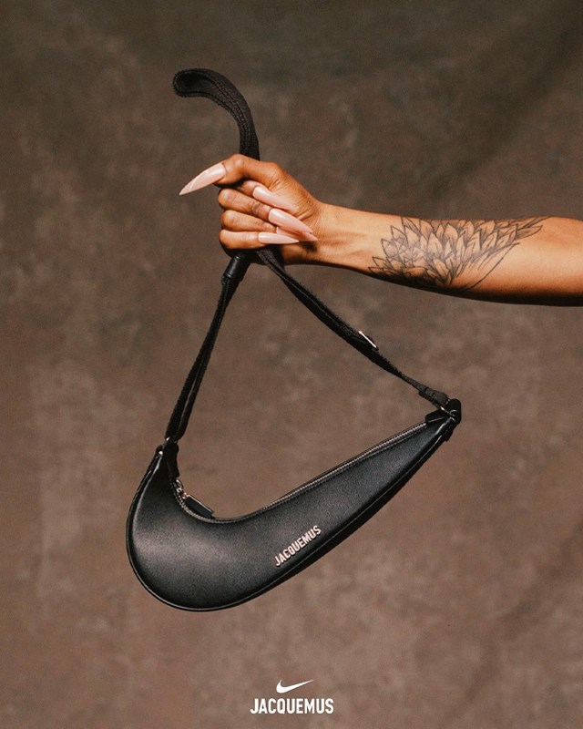 Swoosh Bag da parceria Jacquemus x Nike. Clique na imagem e confira mais criações da marca francesa! (Foto: Reprodução/Instagram @Jacquemus)