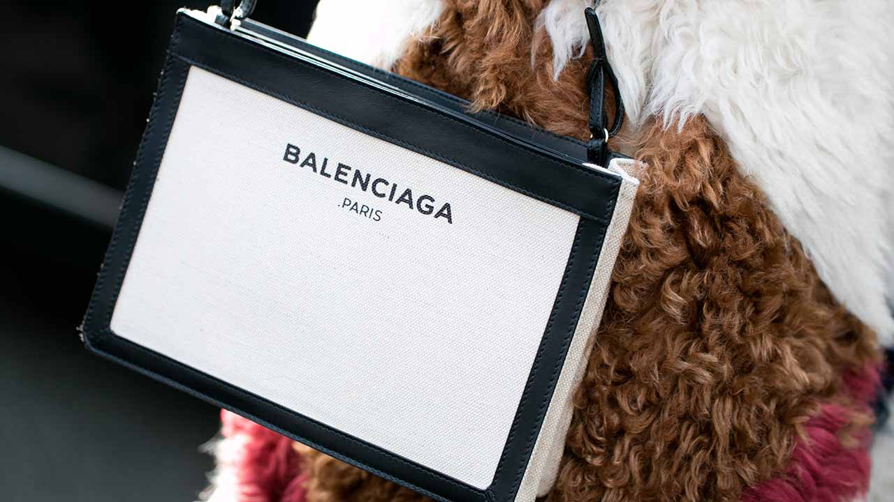 Balenciaga Rouba a Atenção com Nova Campanha Estrelada por Amigos e Familiares!