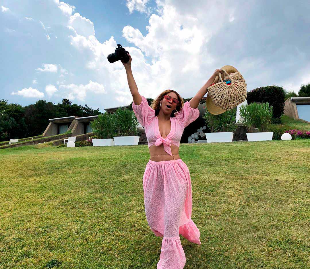 Foto da cantora Beyoncé usando bolsa de marca brasileira.