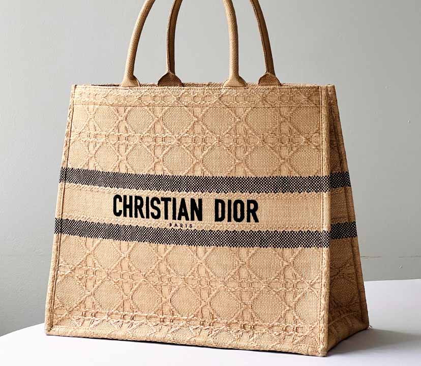 Foto de tote bag Dior neutra que combina com tudo.