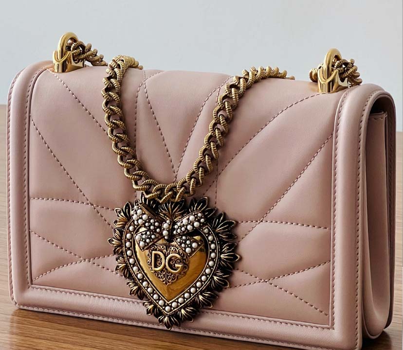 Foto d bolsa D&G Devotion, uma das bolsas neutras de luxo mais queridas.