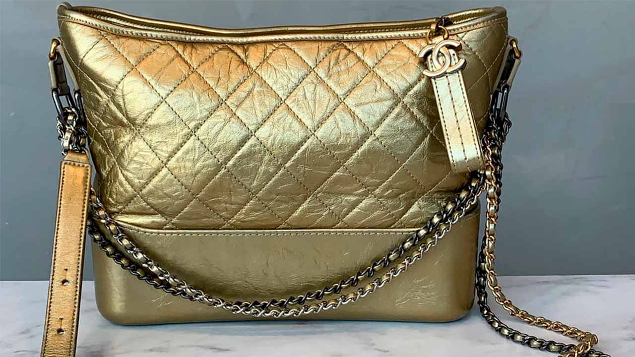 Foto de uma das bolsas tiracolos mais famosas da Chanel, modelo Gabrielle para usar no ombro ou na transversal.