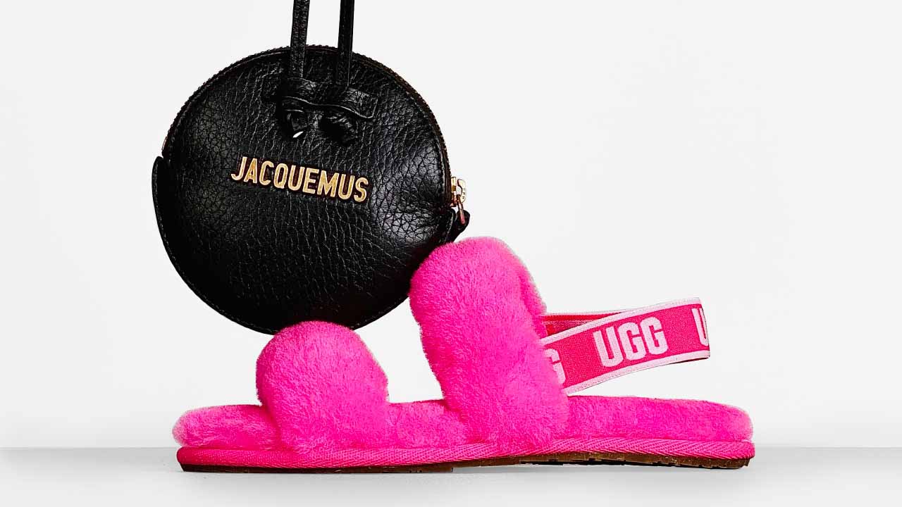 Foto de uma sandália UGG com bolsa Jacquemus.