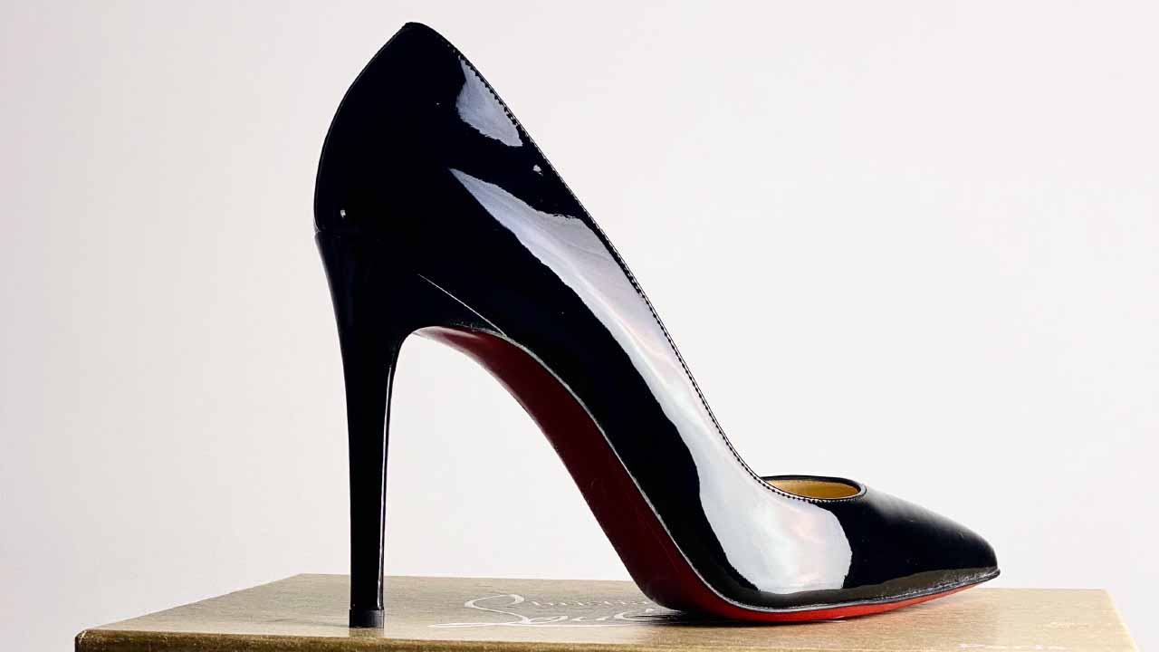 Foto de um sapato Louboutin em cima de uma caixa: uma das peças de luxo nunca antes usadas com descontos na semana do consumidor.