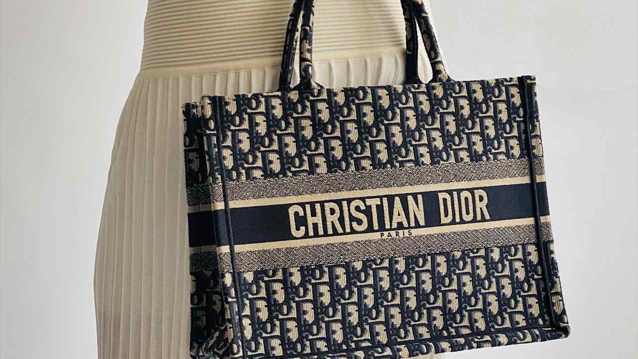 Bolsa Dior Book Tote. Clique na imagem e confira mais modelos da marca!