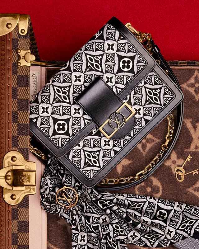 Bolsa Louis Vuitton Dauphine. Clique na imagem e confira mais modelos da marca! (Foto: Reprodução/Instagram @louisvuitton)