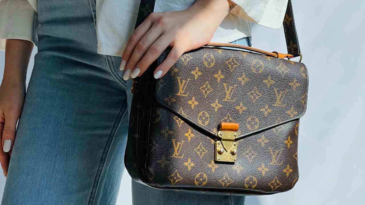 Bolsa Louis Vuitton Pochette Metis. Clique na imagem e confira mais peças da marca!