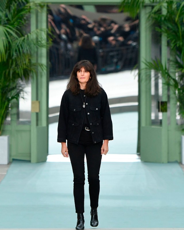 Virginie Viard em sua primeira coleção como diretora criativa da Chanel em 2019. Clique na imagem e confira criações da Chanel! (Foto: Reprodução/HarpersBazaar.com) 