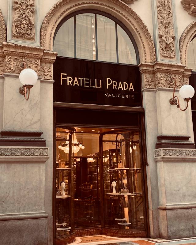 Primeira loja da Prada em Milão. Clique na imagem e confira criações da marca! (Foto: Reprodução/Vintasje.com)