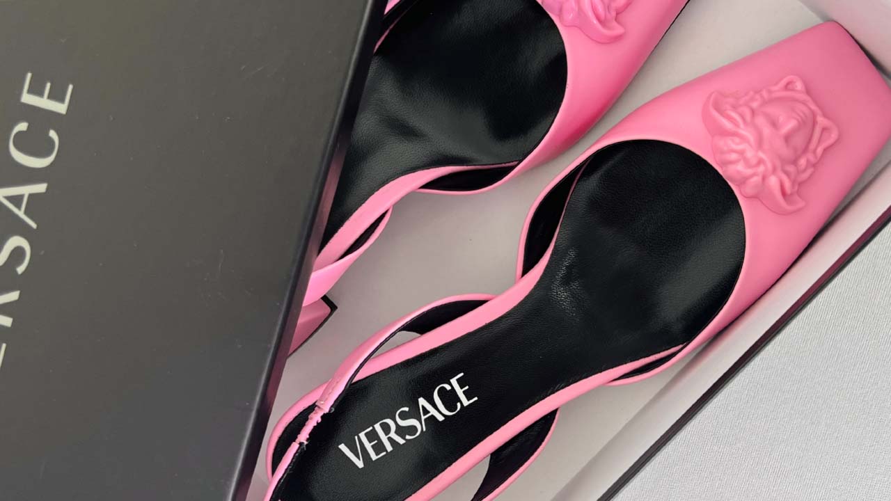 Foto de Sapato Versace, a grife italiana saiu do Brasil e encerrou suas operações no país.