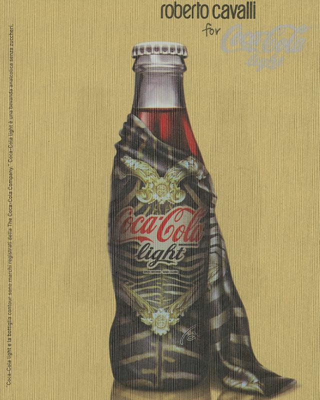 Parceria Roberto Cavalli x Coca-Cola. Clique na imagem e confira criações da marca italiana. (Foto: Reprodução/Artelisted)