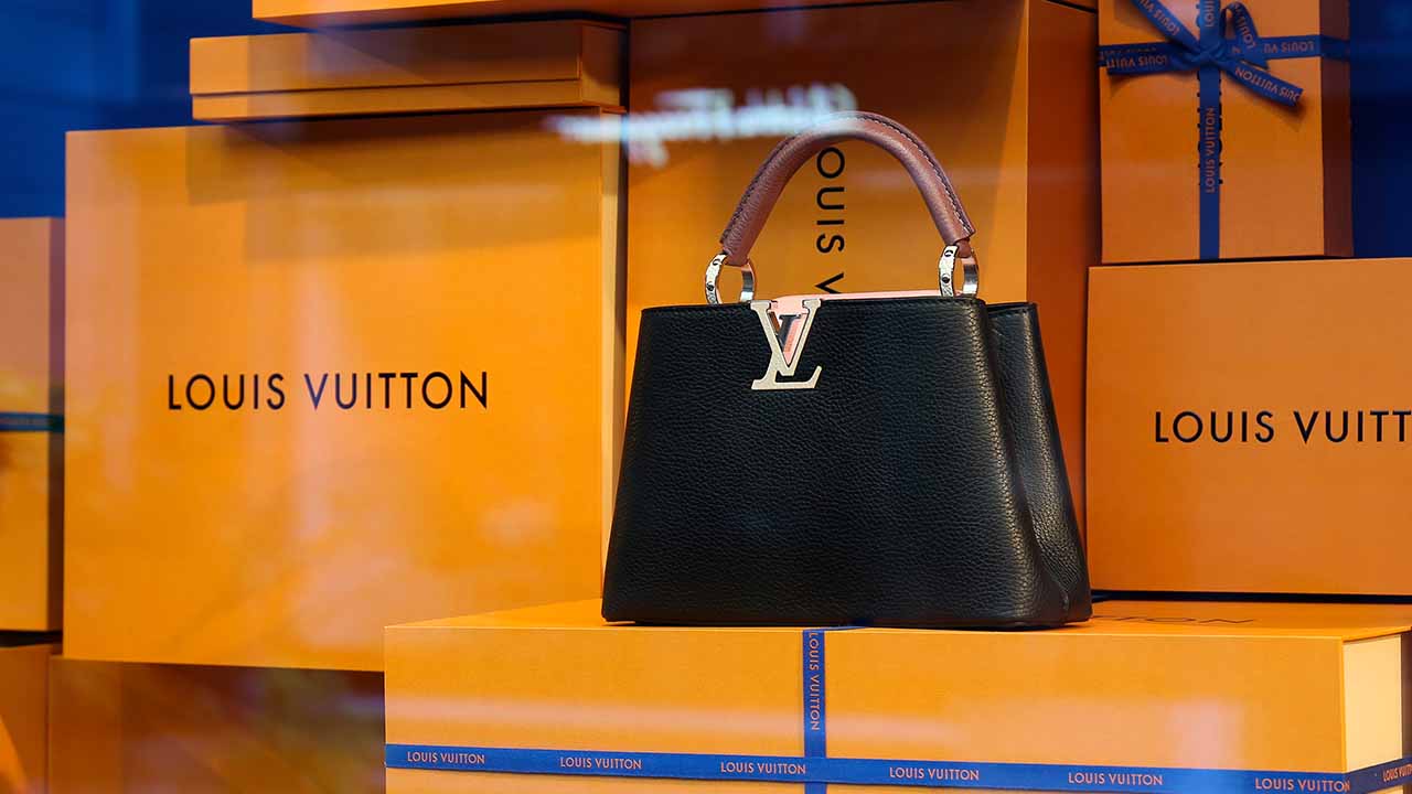 Quem é o atual Dono da Louis Vuitton? Descubra a Saga e os Herdeiros da Grife de Luxo!