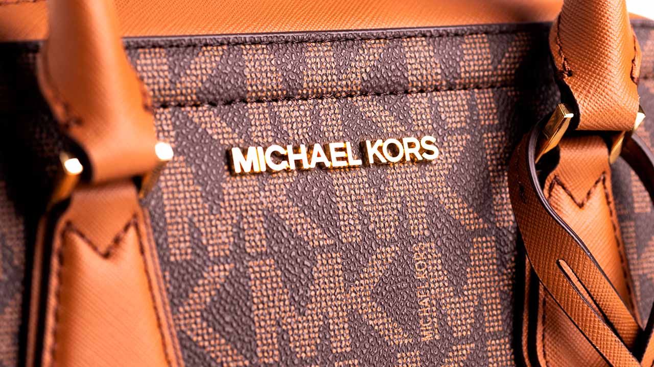 Foto de uma bolsa Michael Kors com monograma MK.
