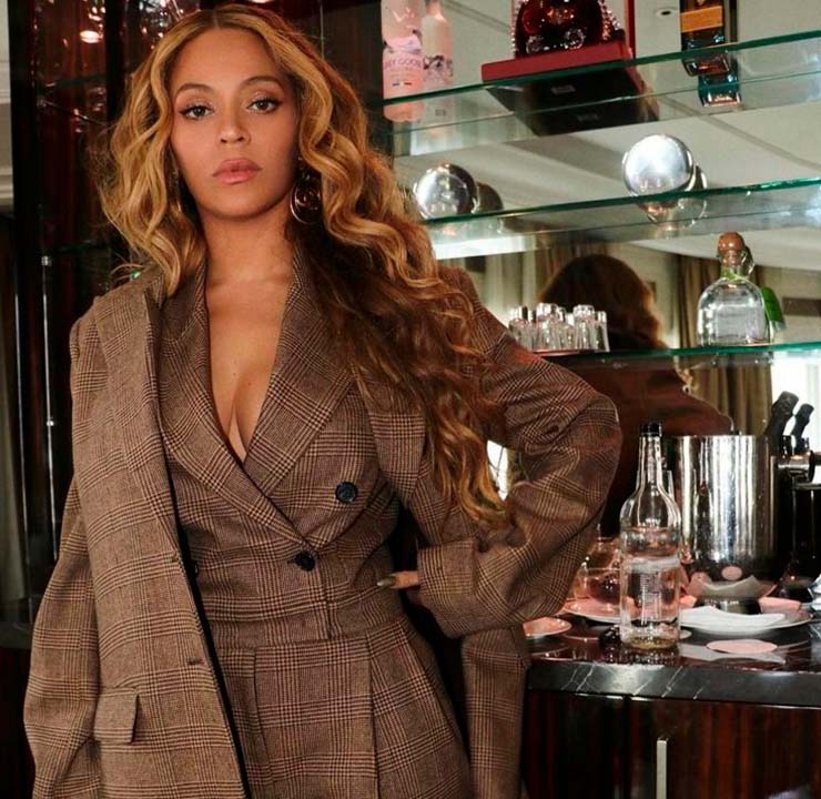 Foto da cantora Beyoncé usando conjunto de alfaitaria Michael Kors.