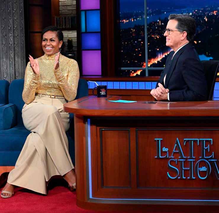 Foto de Michelle Obama usando roupas Michael Kors em um programa de televisão americano.