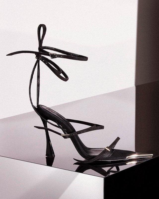 Sandália Mugler da coleção "Fang Heel". Clique na imagem e confira mais criações da marca! (Foto: Reprodução/Instagram @muglerofficial)