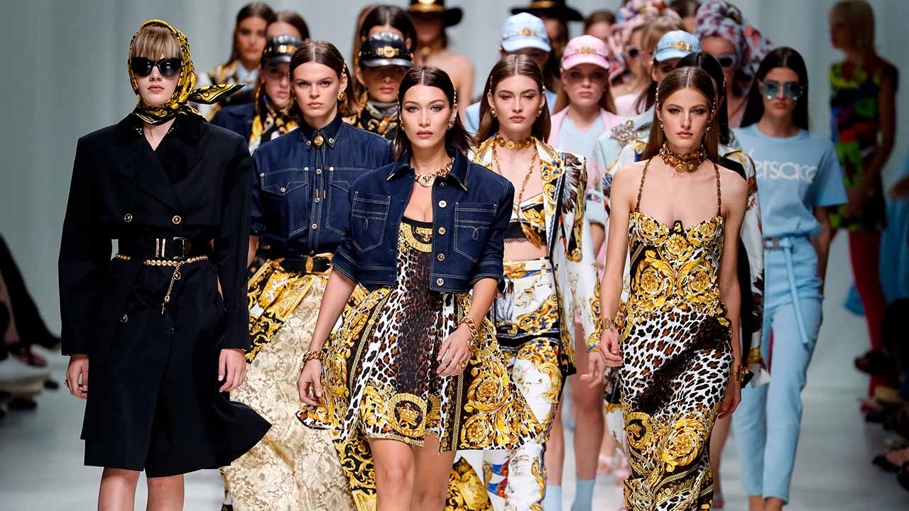Foto de um desfile de moda da Versace que tem como dono o grupo Tapestry.
