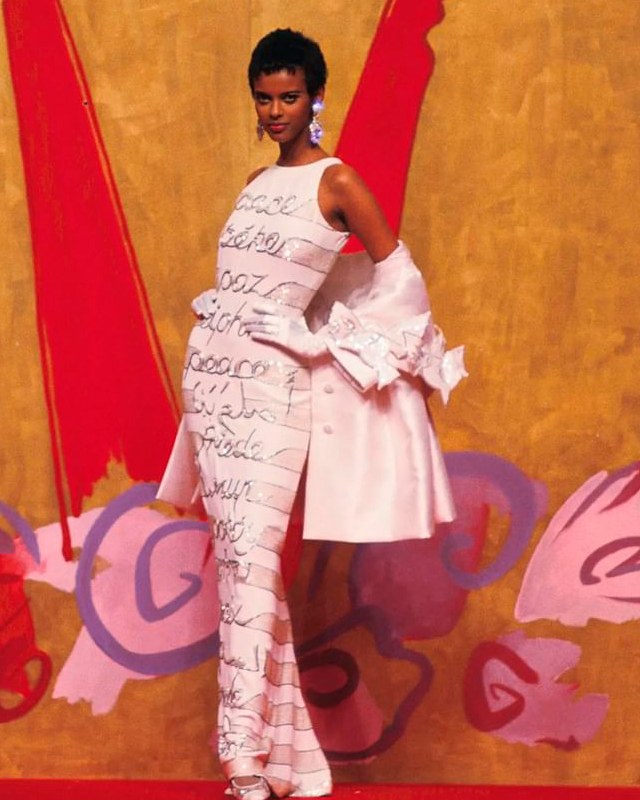 Vestido da Paz da coleção de Primavera/Verão 1991 da Valentino. Clique na imagem e confira criações da marca! (Foto: Reprodução/Instagram @realmrvalentino)