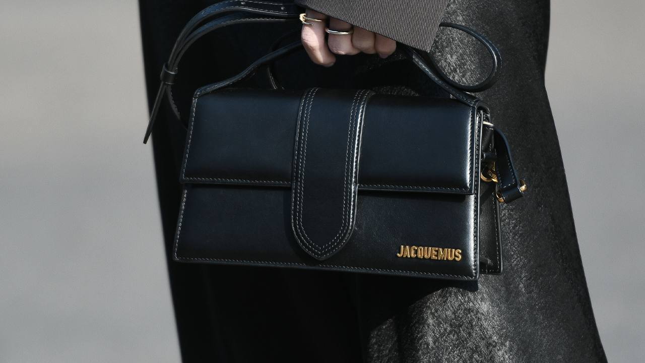 Foto de mulher carregando bolsa Jacquemus uma das marcas mais desejadas de 2024.