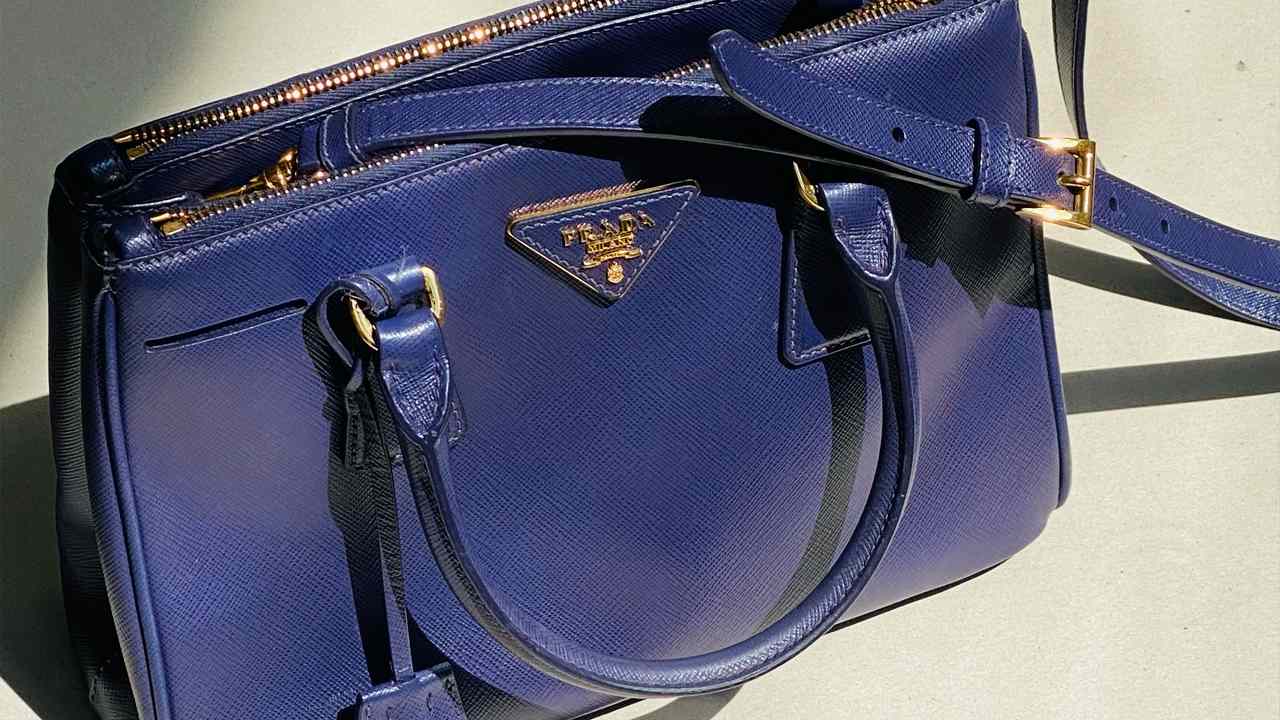 Foto de uma bolsa da Prada, que ocupa a  segunda  posição na lista das marcas mais desejadas de 2024.