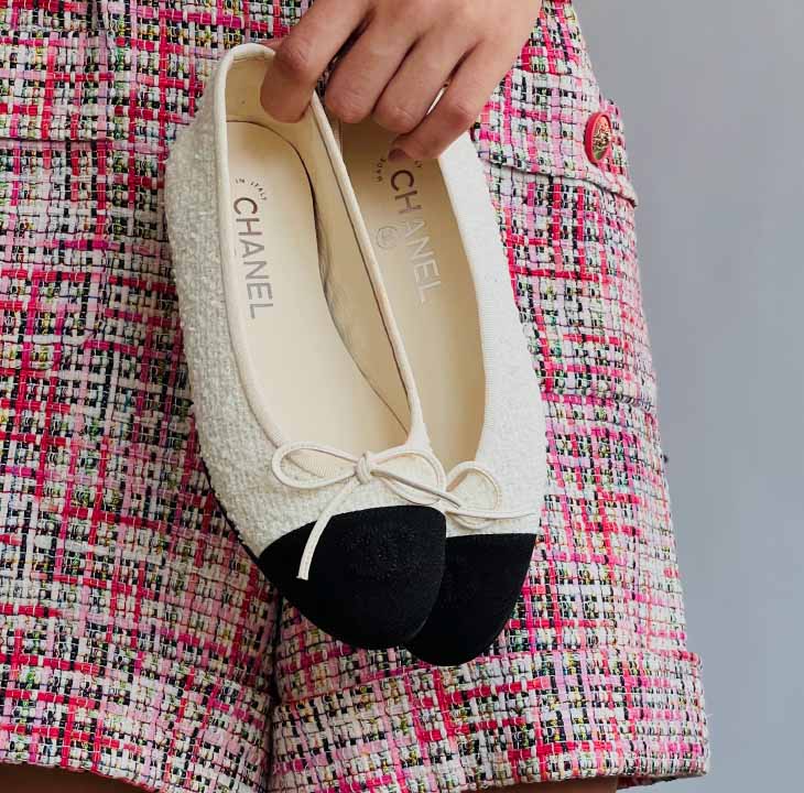 Foto de sapatilha Chanel, um dos sapatos de luxo mais famosos da marca francesa.