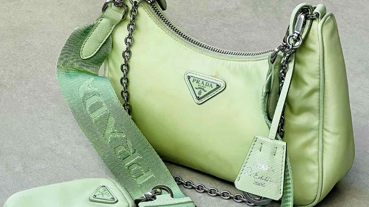 Foto de uma bolsa de luxo da Prada em comemoração ao aniversário de Miuccia Prada.