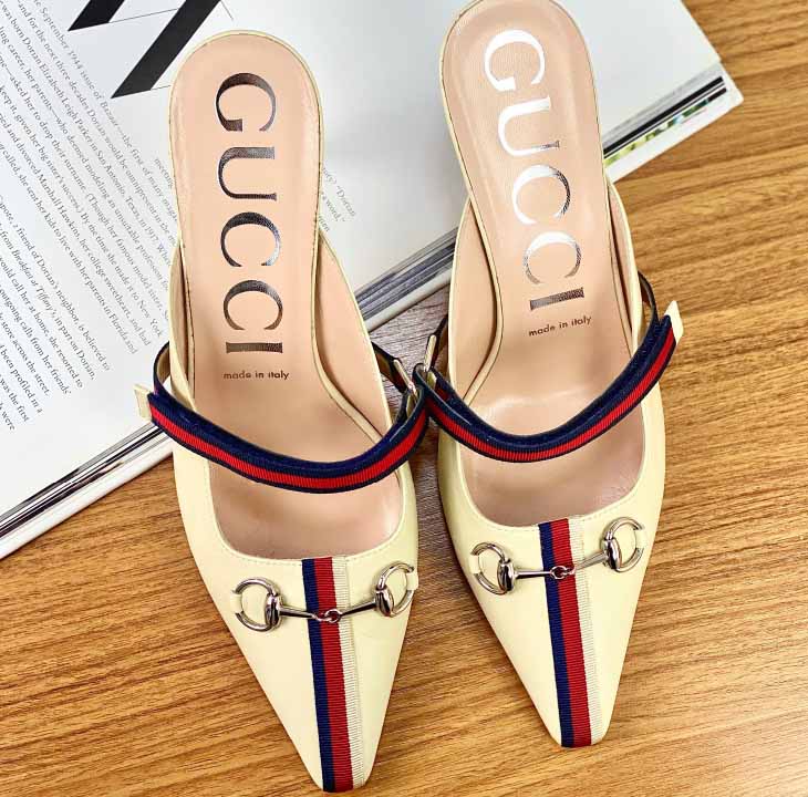 Foto de um scarping da Gucci, uma das top 5 melhores marcas de sapatos de luxo do mundo.