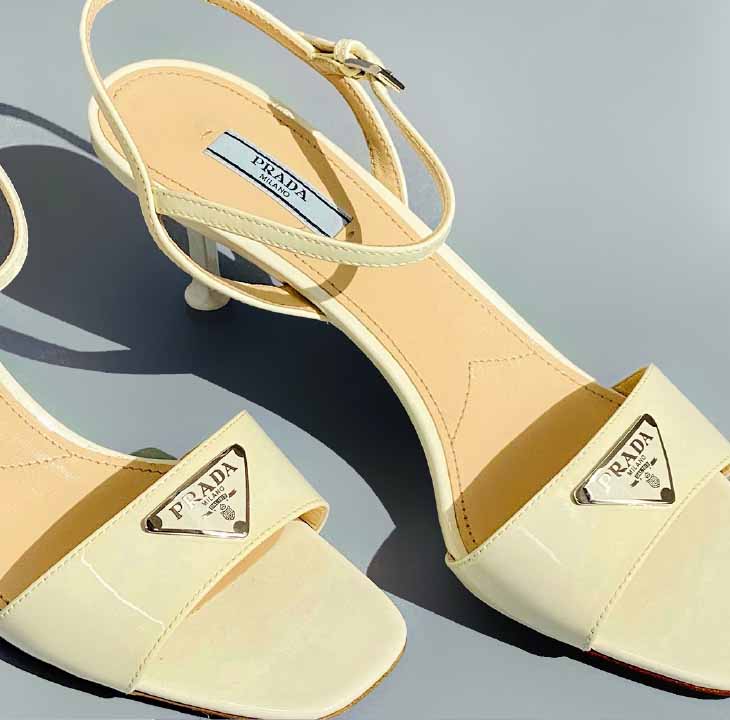 Foto de sandália Prada uma das top 5 melhores marcas de sapatos de luxo do mundo.