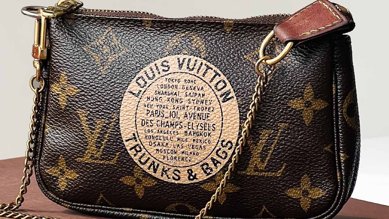 Foto de bolsa com monogramas famosos da Louis Vuitton.