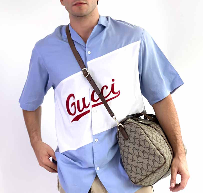Foto de um homem usando camisa e bolsa Gucci que está entre as top marcas masculinas de luxo do mundo.