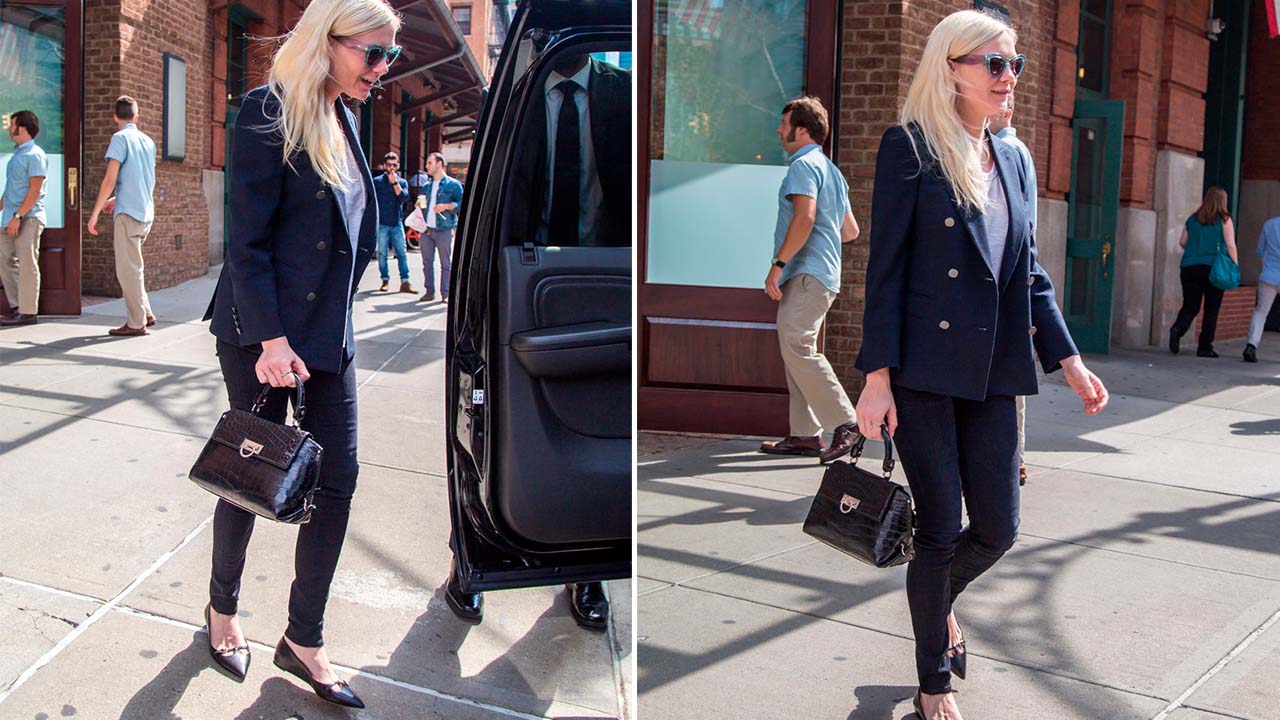 Montagem de dudas fotos da atriz Kirsten Dunst carregando a bolsa Ferragamo mais cara, a Sofia Alligator.