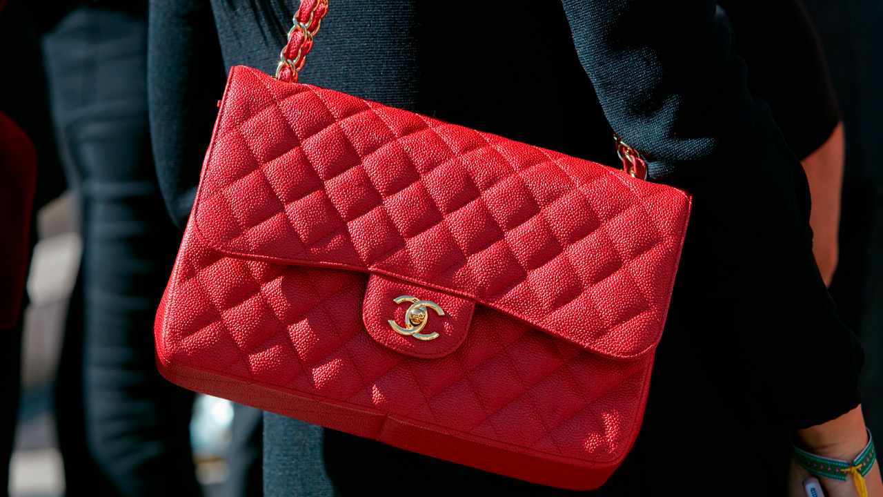 Foto de uma das bolsas vermelhas de luxo da Chanel para presentear no Dia dos Namorados.